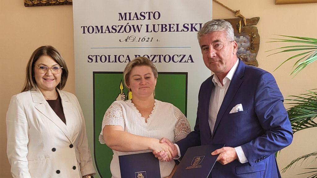 Podpisanie umowy na usługę „Poprawy dostępności przestrzeni placu zabaw w Parku Miejskim w mieście Tomaszów Lubelski”