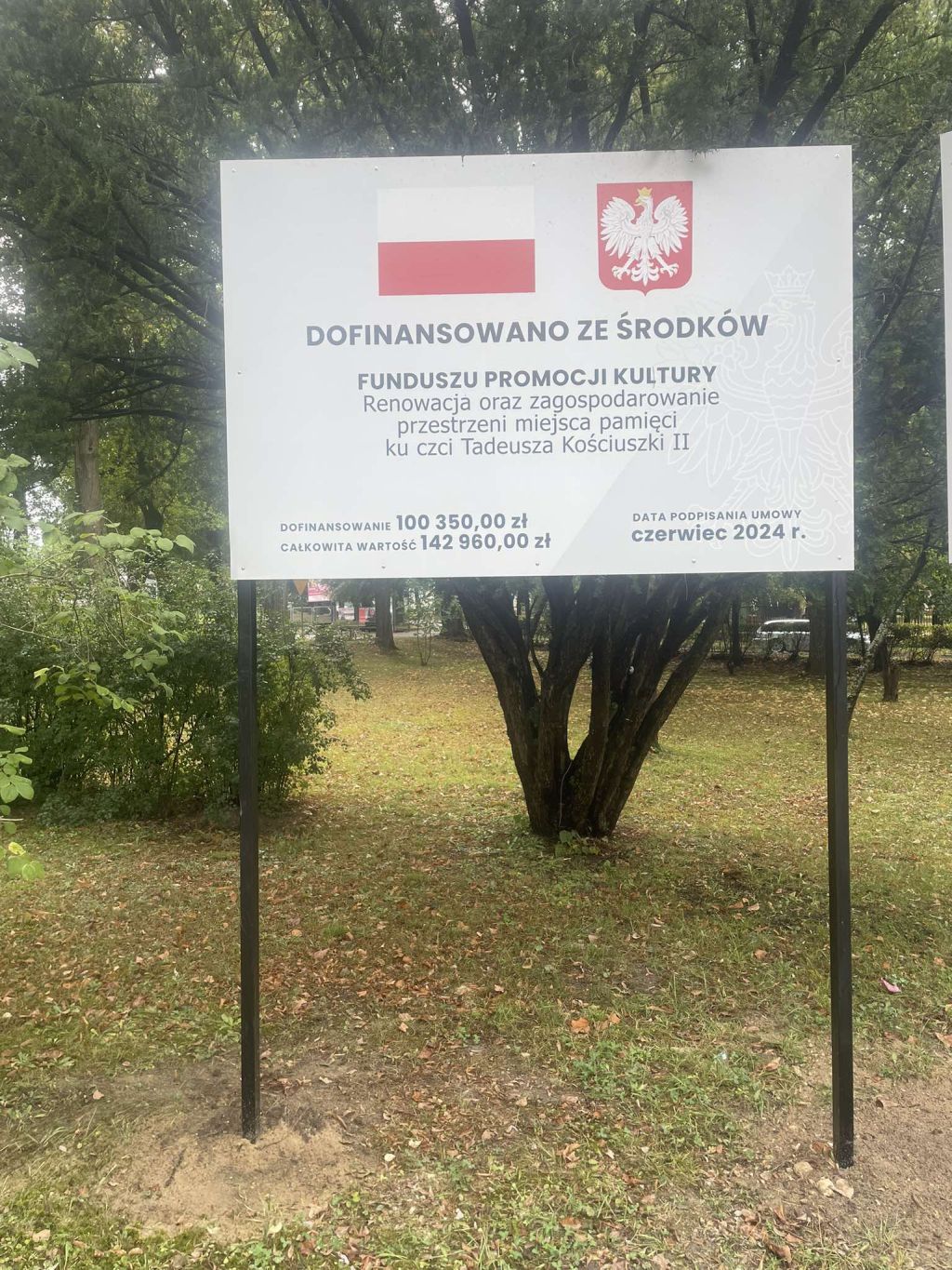 W dniu 06 września 2024 r. został przekazany wykonawcy plac budowy na wykonanie przedmiotu zamówienia: „Renowacja oraz zagospodarowanie przestrzeni miejsca pamięci ku czci Tadeusza Kościuszki II”