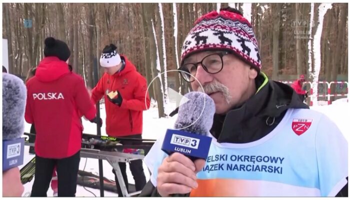 Zdjęcie przedstawia jedna osobę udzielającą wywiadu dla telewizji